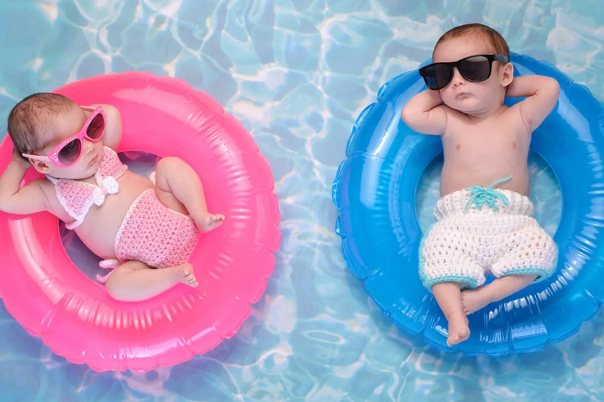 Un parent accompagne un enfant pendant une séance aquatique