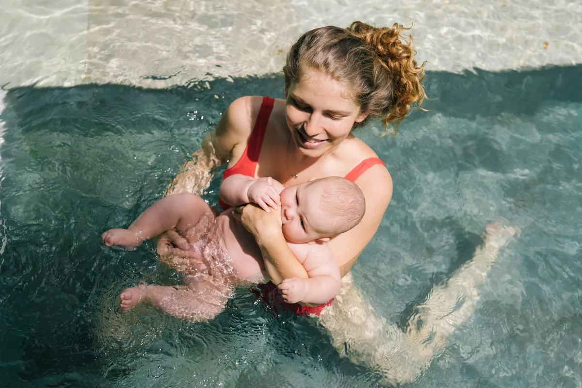 Enfant accompagné au bord d'une piscine