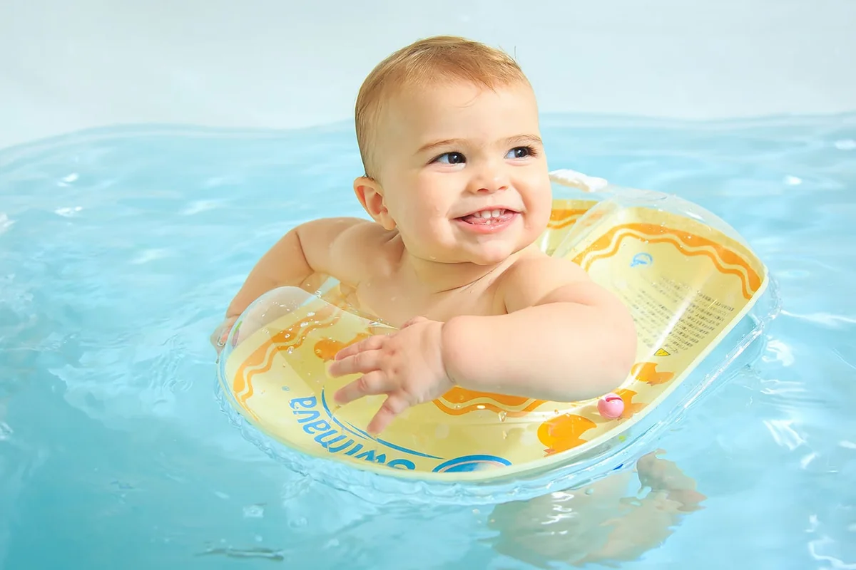 Un adulte accompagne un jeune enfant près de l'eau