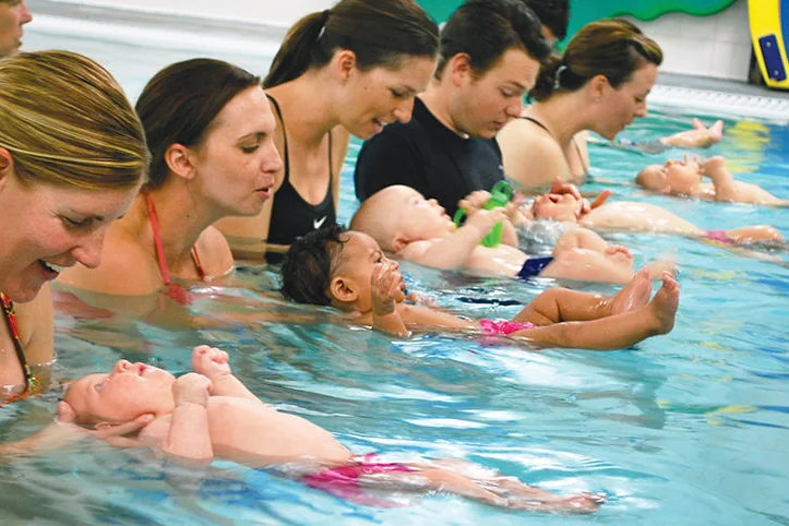 Parents accompagnant de jeunes enfants dans une piscine