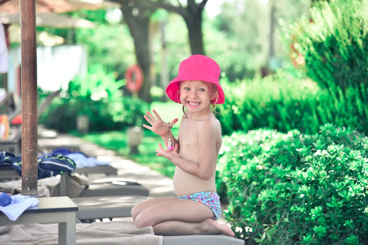 Enfant portant un chapeau au bord de l'eau