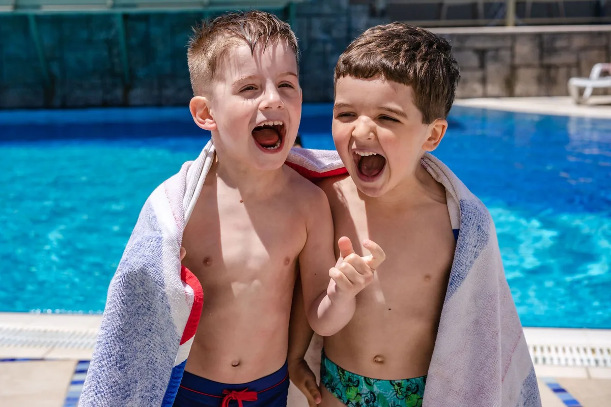 Jeune enfant préparé pour une sortie à la piscine