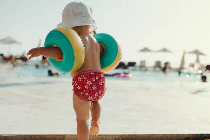 Affaires préparées pour une sortie à la piscine